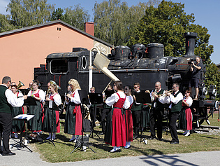 Musikkapelle spielt vor Lokomotive - in Lightbox öffnen