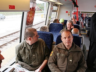 Personen im Zug - in Lightbox öffnen