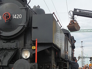Dampflokomotive wird mit Kohle beladen - in Lightbox öffnen